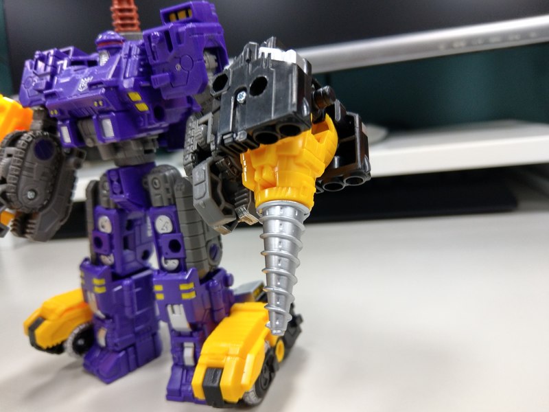 Transformers Powerdasher Zetar Generations Selects Drill Dasher In Hand Photos 15 (15 of 15)